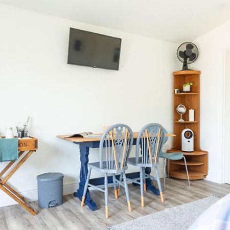 Pear Tree Cabin วิทสเตเบิล ภายนอก รูปภาพ