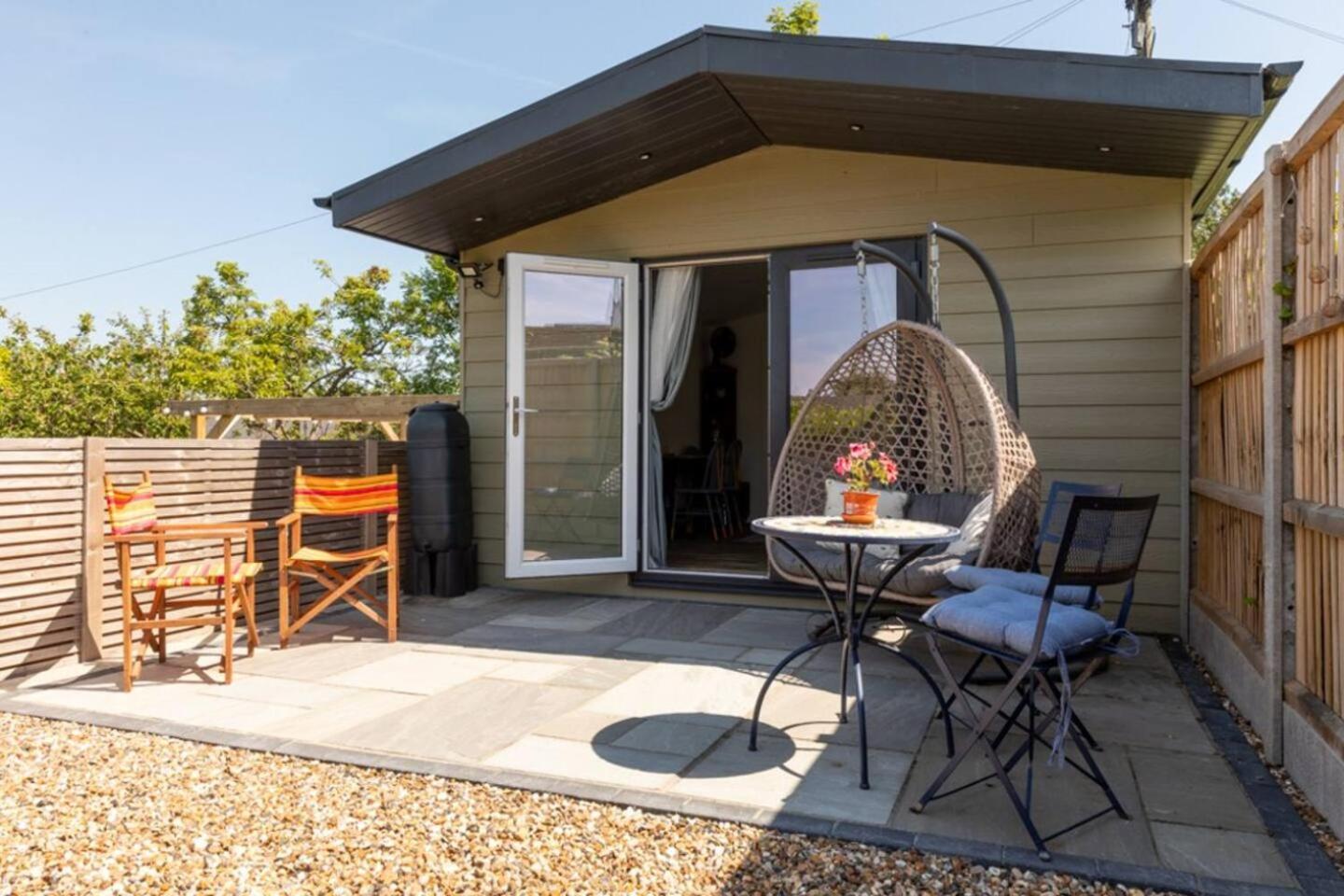 Pear Tree Cabin วิทสเตเบิล ภายนอก รูปภาพ
